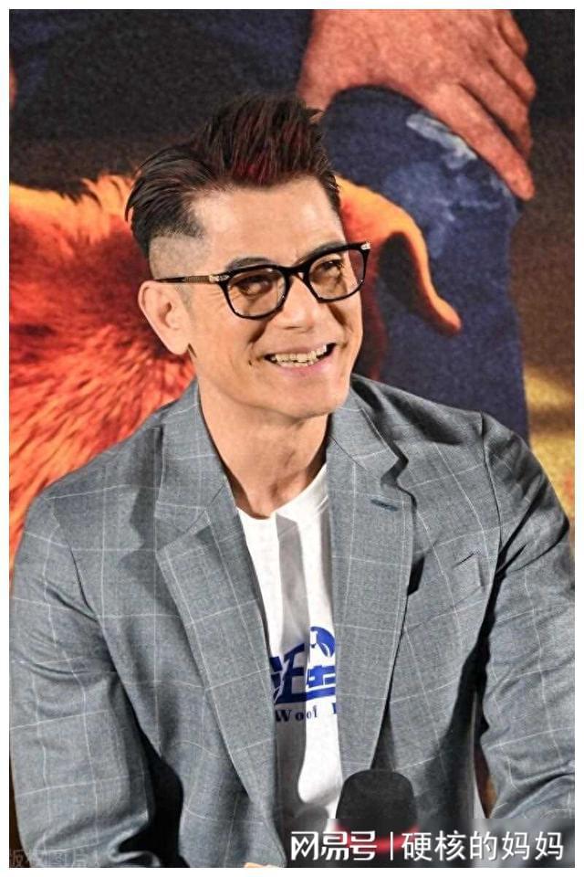 郭富城这打扮也就牙齿能看出来老了